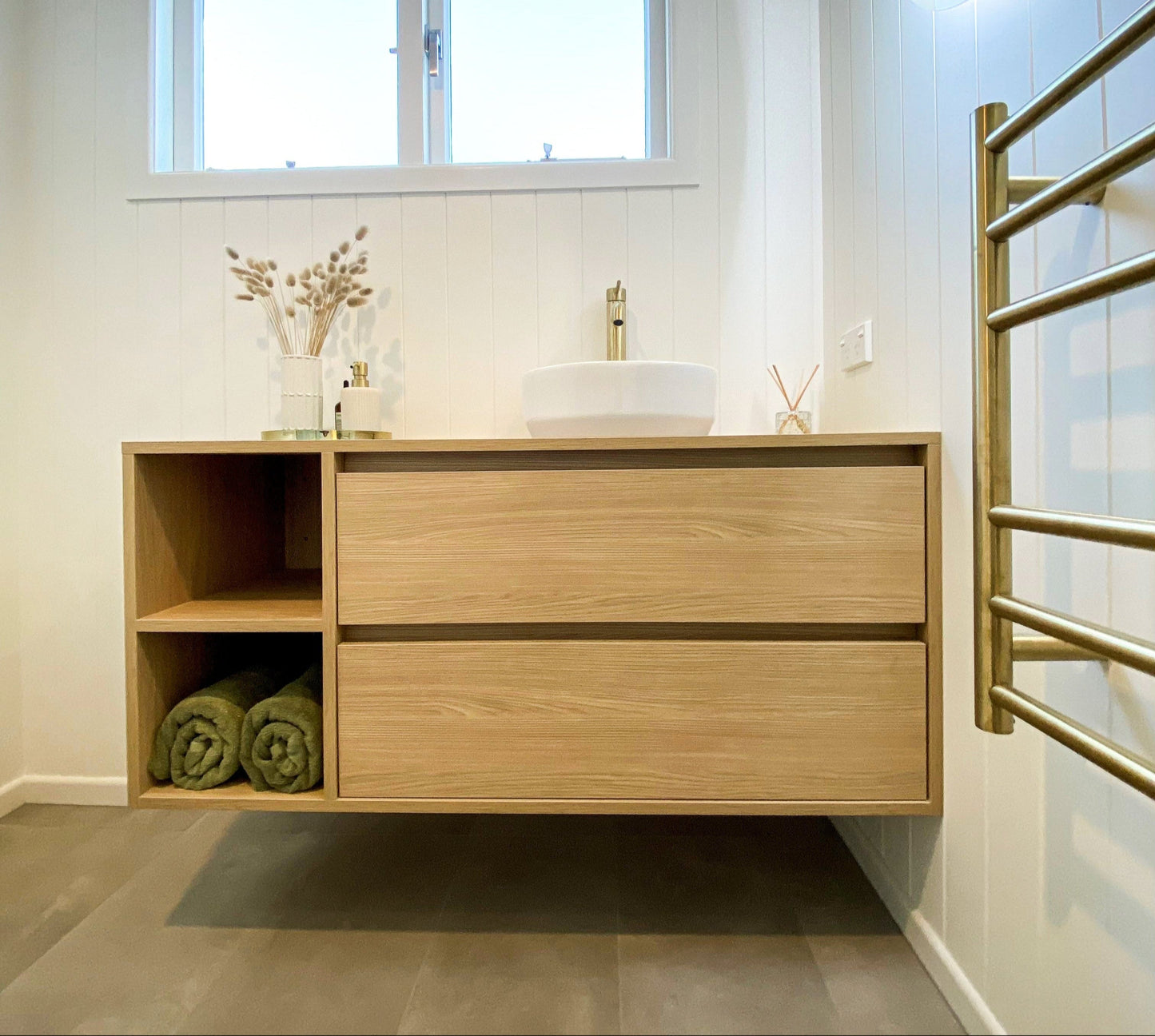 Wall hung vanity in an Oak look, with open shelves